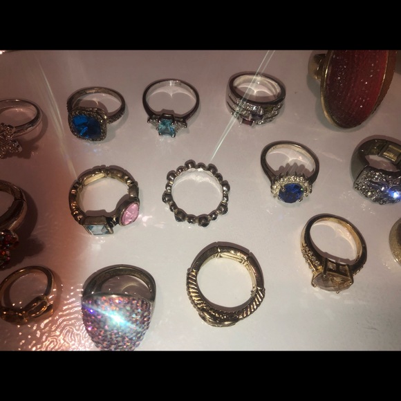 JEWELRY (Rings, Keychains, Earrings) - Picture 5 of 8